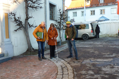 Zusammen mit der örtlichen Behindertenbeauftragten Christine Bibiella und Bauingenieur Rupert Schwarz beim Praxistest auf dem Marktplatz Obergünzburg