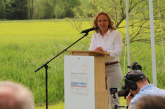 Bundesumweltministerin Steffi Lemke bei Ihrer Rede auf der Auftaktveranstaltung zur Verlängerung des Naturschutzgroßprojekts im Schwindenmoos.